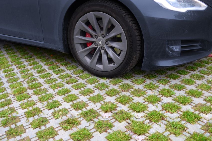 Des dalles gazon et gravier de qualité pour des aménagements extérieurs durables