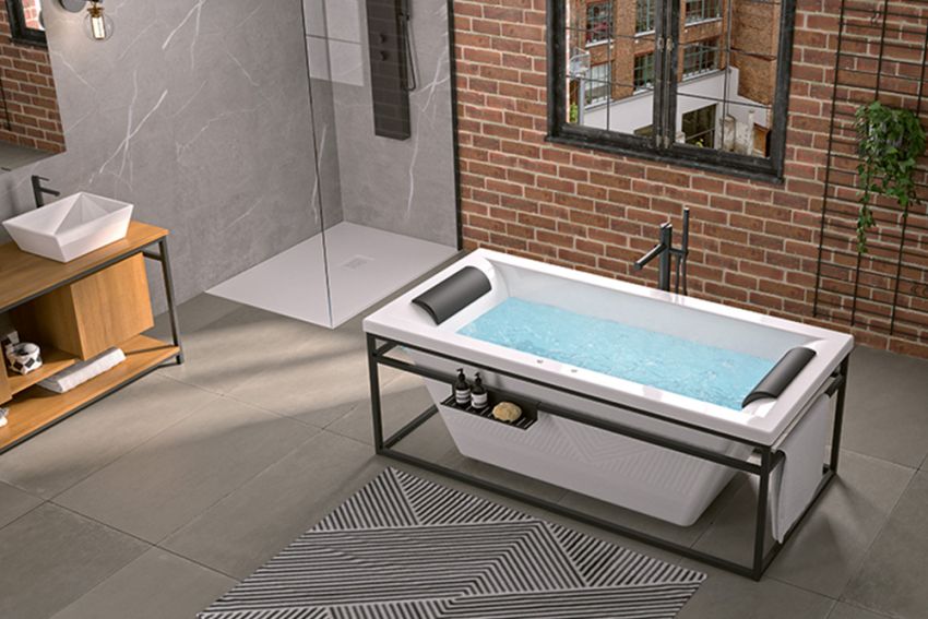 Nouvelle baignoire Charleston de Kinedo : l’esprit loft désormais aussi disponible en balnéo